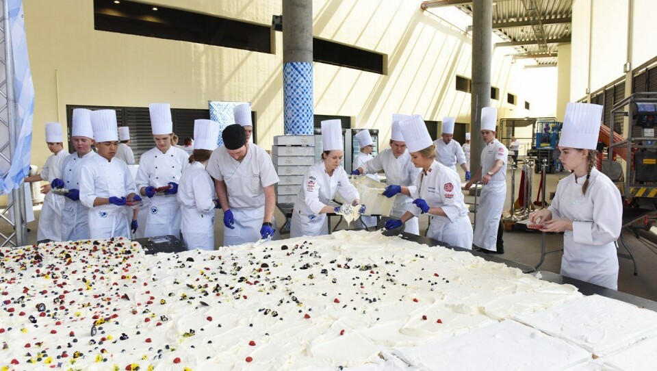 Ivrige elever fra Vg1 og Vg2 på Nannestad videregående skole var med å sette pavlova-rekord.