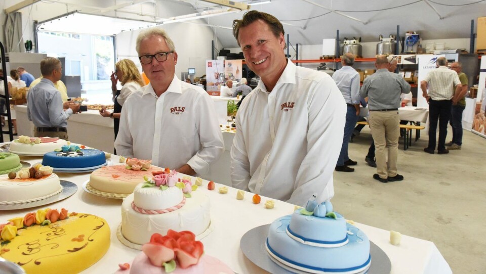 Jostein Huglen og Joachim Raanaas i Pals presenterte nye marsipanroser de har utviklet sammen med landslagets Ivar Bakke.