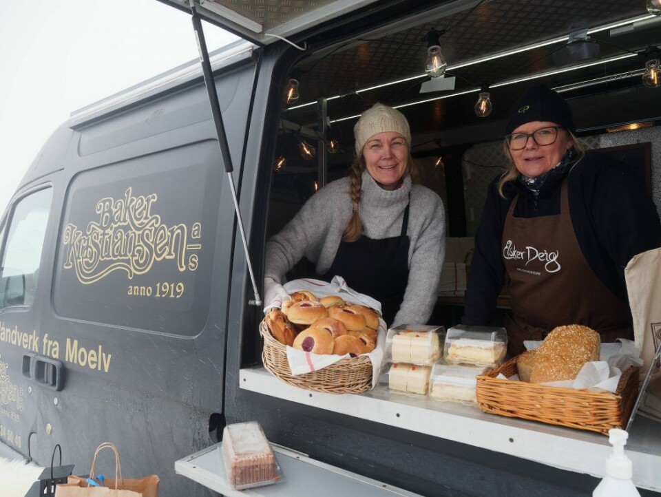 Bakerne er blitt truckere. Trude Bergundhaugen (til venstre) og Anita Rud Rosenborg holder åpent for vinterferieturistene.