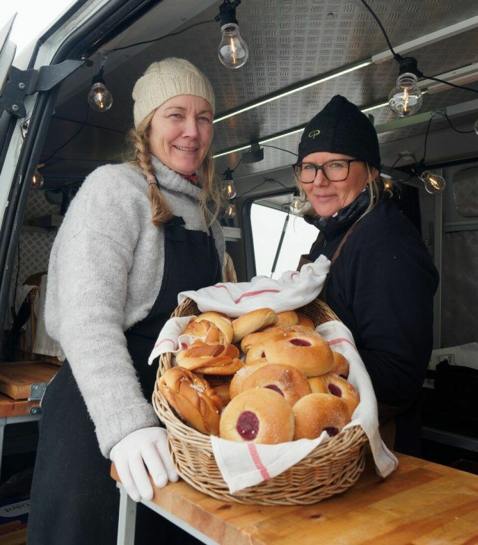 Hveteboller med bringebær har tatt turen ned i mang en tursekk på Sjusjøen, forteller Trude Bergundhaugen og Anita Rud Rosenborg.