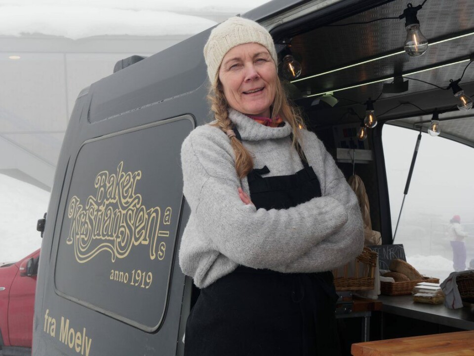 Bilen skal dekoreres finere bare det blir varmere i været, forteller Trude Bergundhaugen, som fant food trucken ferdig innredet.