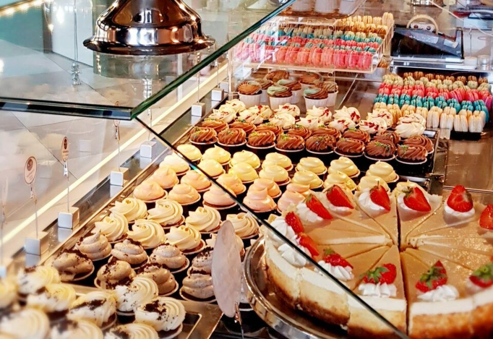 Et godt utvalg av makroner, cupcakes og kaker, blant annet baked cheese cake, finner du i nyåpnede Flying Cakery Café. Et godt utvalg av makroner, cupcakes og kaker, blant annet baked cheese cake, finner du i nyåpnede Flying Cakery Café.