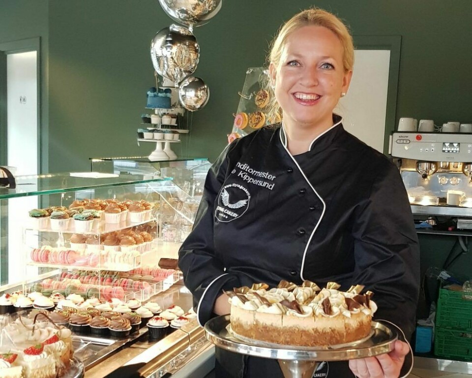 Konditormester Kate Kippersund (bildet) og Elisabet Vikøren har åpnet nytt kakeri, Flying Cakery Café i Bergen.
