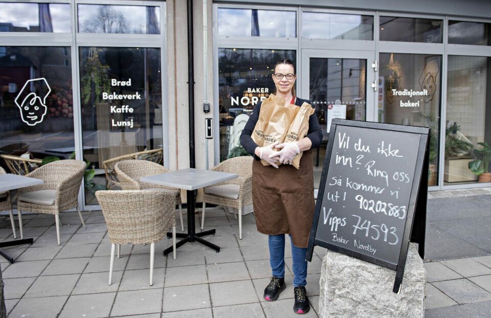 I Baker Nordby butikken på Bryn Senter, har avdelingsleder Bente Andersen satt ut skilt med informasjon om at hun kommer ut med bakervarer hvis kundene ikke ønsker å gå inn på senteret.