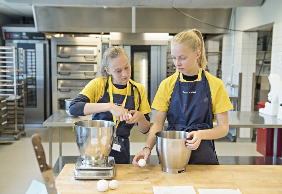 Hannah (14 år fra Engebråten Skole) og Marte (14 år fra Jordal Skole) prøver å finne ut hvor mange egg de skal ha med i deigen. Hannah (14 år fra Engebråten Skole) og Marte (14 år fra Jordal Skole) prøver å finne ut hvor mange egg de skal ha med i deigen.