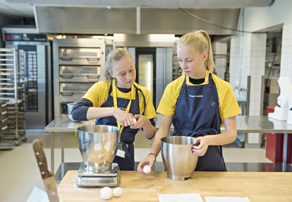 Hannah (14 år fra Engebråten Skole) og Marte (14 år fra Jordal Skole) prøver å finne ut hvor mange egg de skal ha med i deigen.