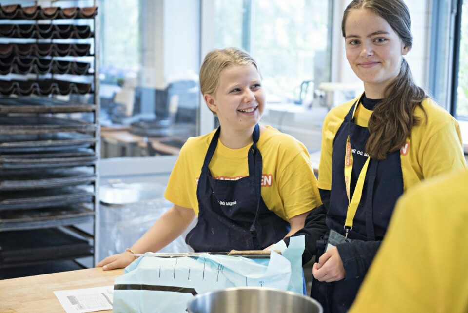 Sara (12 år fra Lambertseter Skole) og Idun ( 14 år fra Bjølsen Skole) koser seg på sommerskole og har det sosialt og hyggelig i bakeriet.