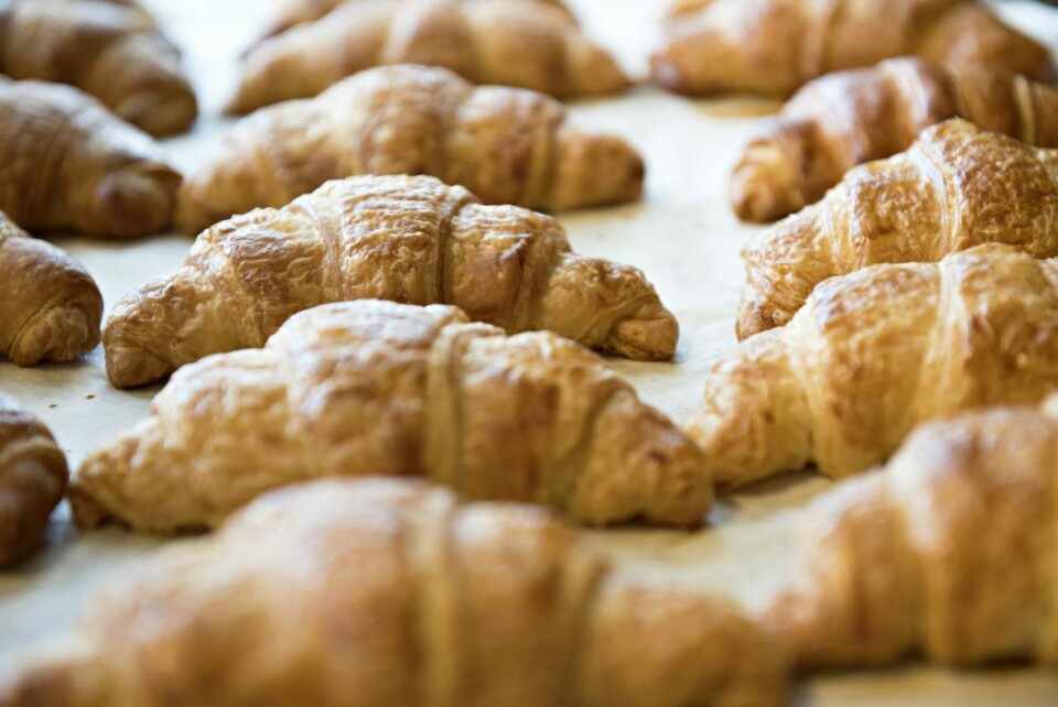 Elevene får prøve seg på mange forskjellige bakverk på sommerskolen. Også croissant. Elevene får prøve seg på mange forskjellige bakverk på sommerskolen. Også croissant.