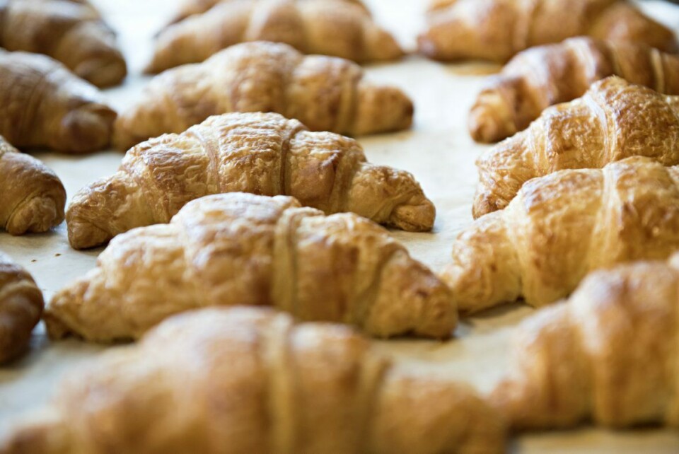 Elevene får prøve seg på mange forskjellige bakverk på sommerskolen. Også croissant.