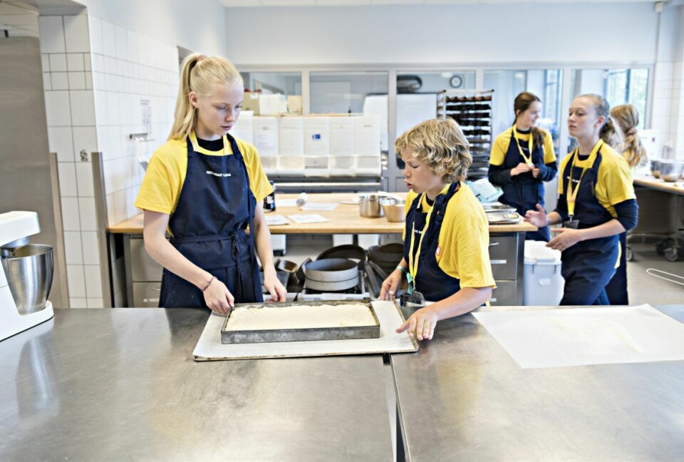 Marte (14 år fra Jordal Skole) og Tor Øystein (14 år fra Engebråten Skole) diskuterer neste steg i focaccia-produksjonen.