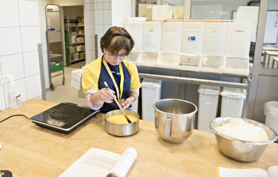 Lilly Emilie ( 14 år fra Holmlia Skole) liker å lage mat og kan tenke seg å søke matfag når hun skal på videregående skole. Lilly Emilie ( 14 år fra Holmlia Skole) liker å lage mat og kan tenke seg å søke matfag når hun skal på videregående skole.
