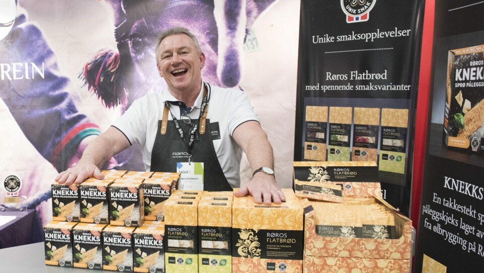 Dagfinn Pedersen fra Rørosbaker’n delte ut smaksprøver på Røros Knekks og Røros Flatbrød på SMAK 2020. Dagfinn Pedersen fra Rørosbaker’n delte ut smaksprøver på Røros Knekks og Røros Flatbrød på SMAK 2020.