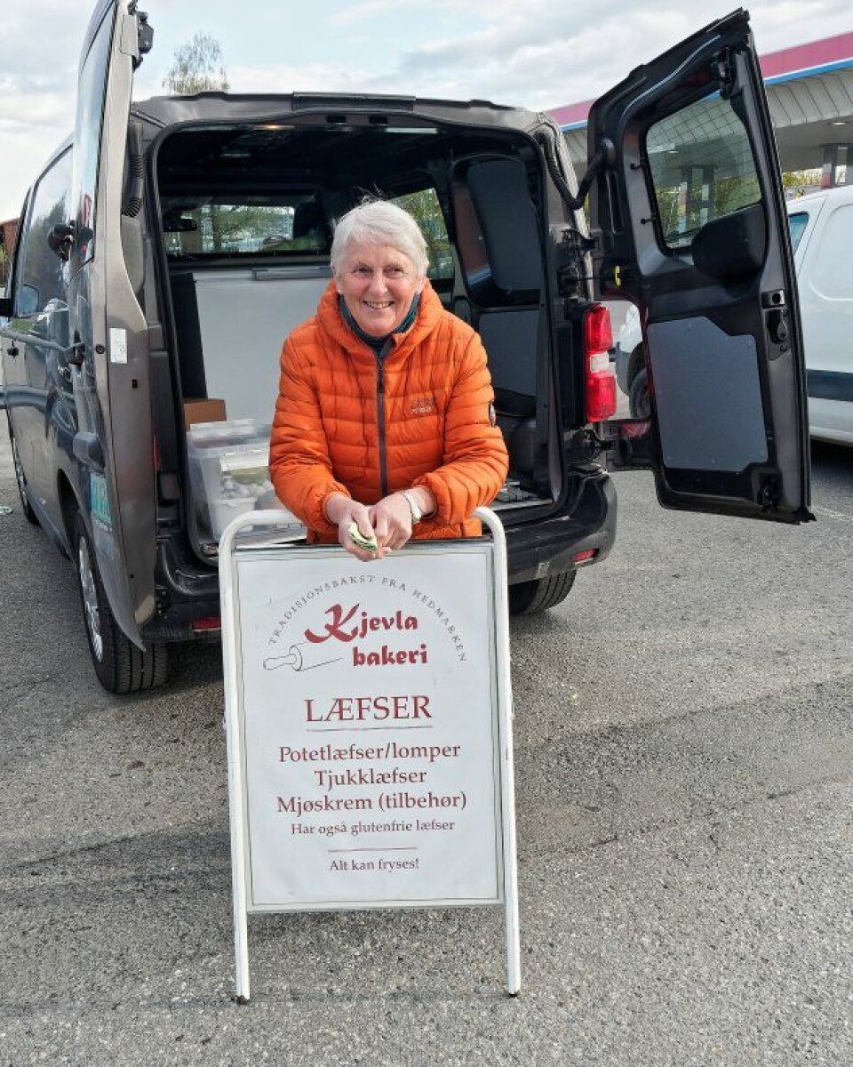 Varebiler og bagasjerom gjør tjeneste som butikk for småprodusentene.