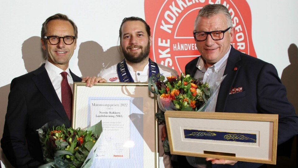 MATOMSORGSPRISEN 2022: Fra venstre: juryleder Ivar Villa, president i NKL Kim-Håvard Larsen og Espen Wasenius, daglig leder i NKL.