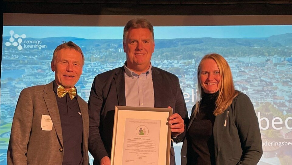 Kjetil Hodne (i midten) under prisutdelingen i Kristiansand der han er flankert av Håkon Reiersølmoen fra Varodd og Vibeke Hasselø fra inkluderingsbedriften Avigo.
