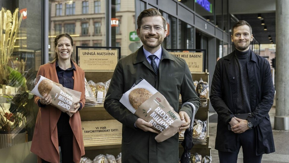 Kategoriansvarlig bakeri i Meny, Mari Kasbo (fra venstre), klima- og miljøvernminister Sveinung Rotevatn og prosjektleder Simon Fossum i Link Retail.