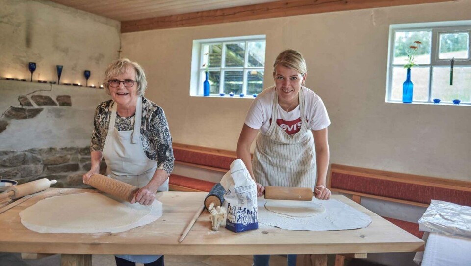 Norges Bygdekvinnelag har gjennom flere generasjoner bidratt til å ivareta den praktiske kunnskapen om mattradisjoner og bruk av lokale råvarer. Her er Kari Støfringsdal og Gunn Jorunn Sørum i gang med lefsebaking.