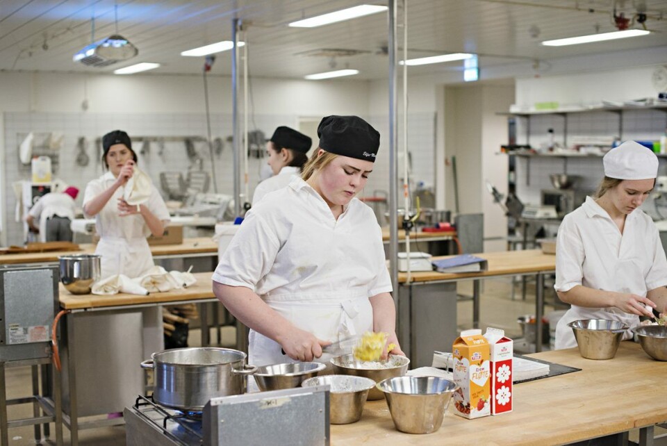 Eira Wilberg (bakerst) Guro Fladen Bakke (med ryggen til), Elfie-Marie Holmen og Lisa Sæther helt til høyre. Elever 2015-2016 ved Sørumsand vgs, baker- og konditorlinja vg2.
