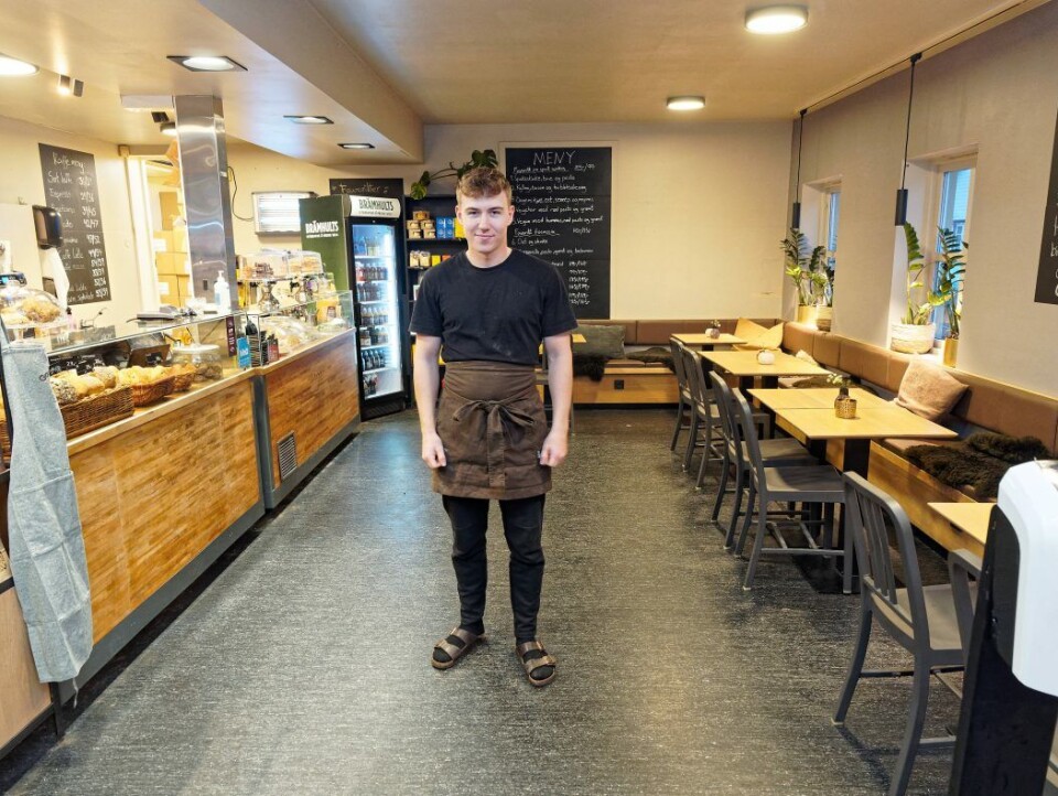 Se, han smiler – uten munnbind! Joachim Karlson forteller om små endringer, men at kundene i morgenkøen har droppet munnbindet. Selv hekter han det på seg når kundene kommer, for å være sikker på at han holder seg frisk til han snart skal på drømmeferie.