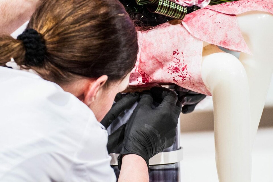 Svenske Maria Grave jobber med siste finish på showpiecen under Coupe du Monde de la Pâtisserie 2017.