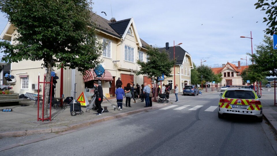 Her er filmteamet i sving utenfor Evensen's Bakeri & Conditori i Stasjonsvegen på Kirkenær.