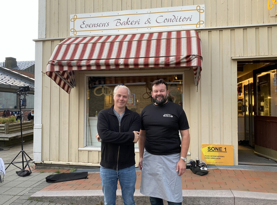 Bjarne Evensen (t.h.) og kjendisregissør Harald Zwart utenfor Evensen’s Bakeri & Conditori på innspillingsdagen. Bjarne Evensen (t.h.) og kjendisregissør Harald Zwart utenfor Evensen’s Bakeri & Conditori på innspillingsdagen.