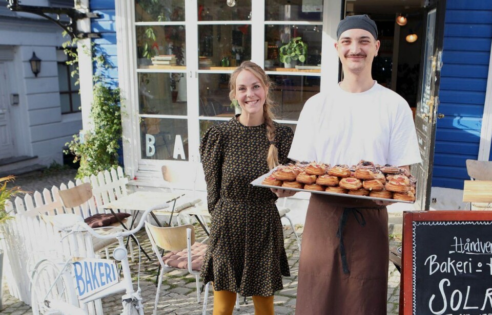 Isabella Eriksson sammen med bakeren Taylor Flint utenfor Kafe Solros i Bergen.