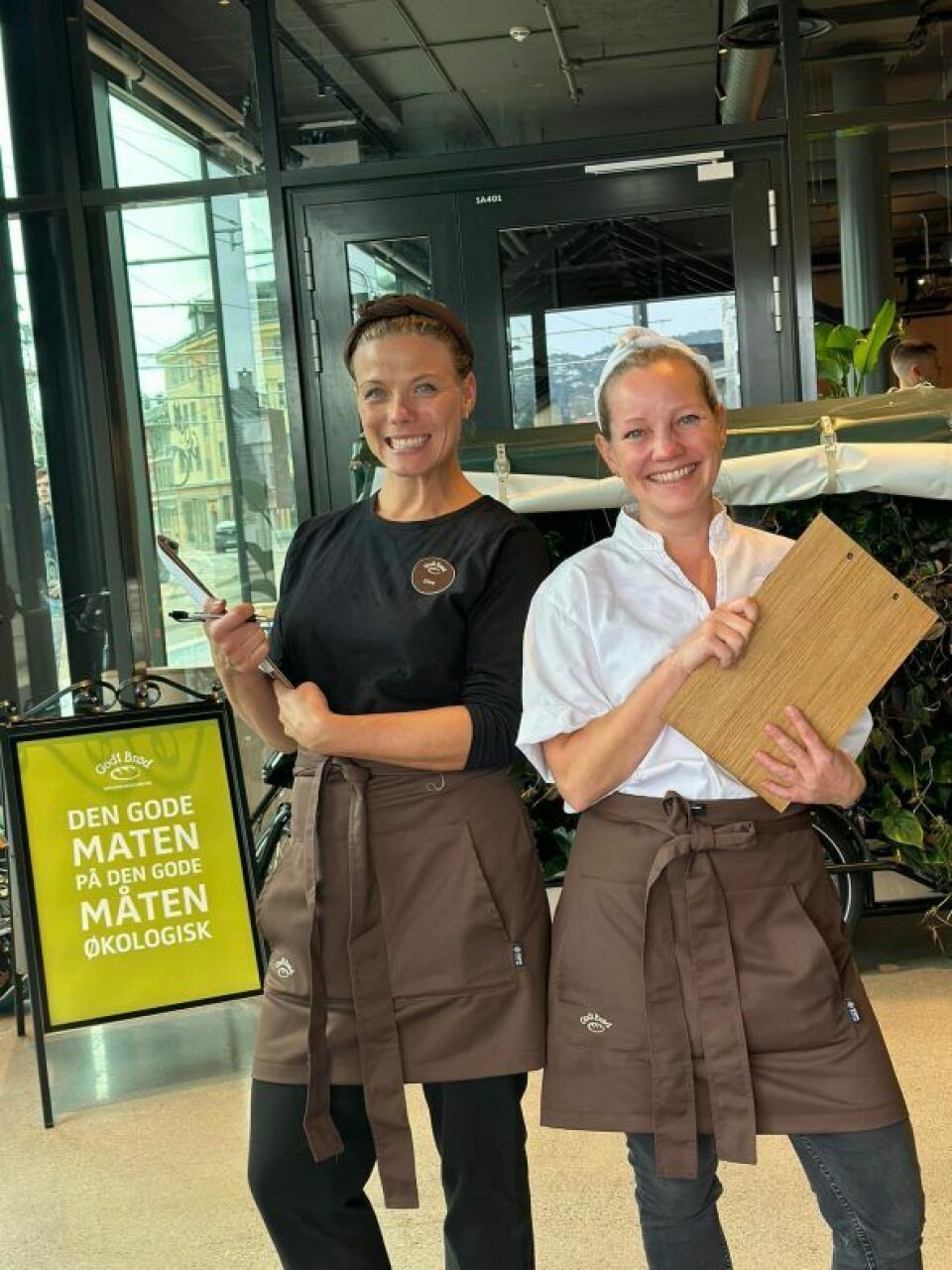 Elise Isager (daglig leder) og Kristin Larsen (markedsjef) i Godt Brlød like før åpning av det nye bakeverkstedet.