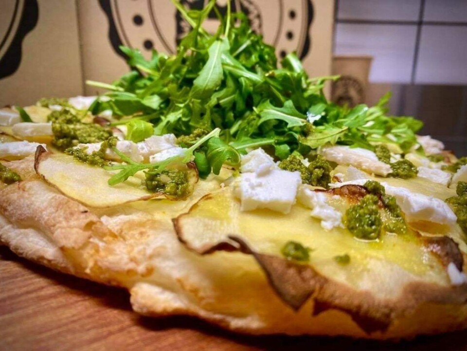 I tillegg til napolitansk pizza har trenden med hvit-pizza, eller pizza bianca, også blitt veldig populær. I tillegg til napolitansk pizza har trenden med hvit-pizza, eller pizza bianca, også blitt veldig populær.