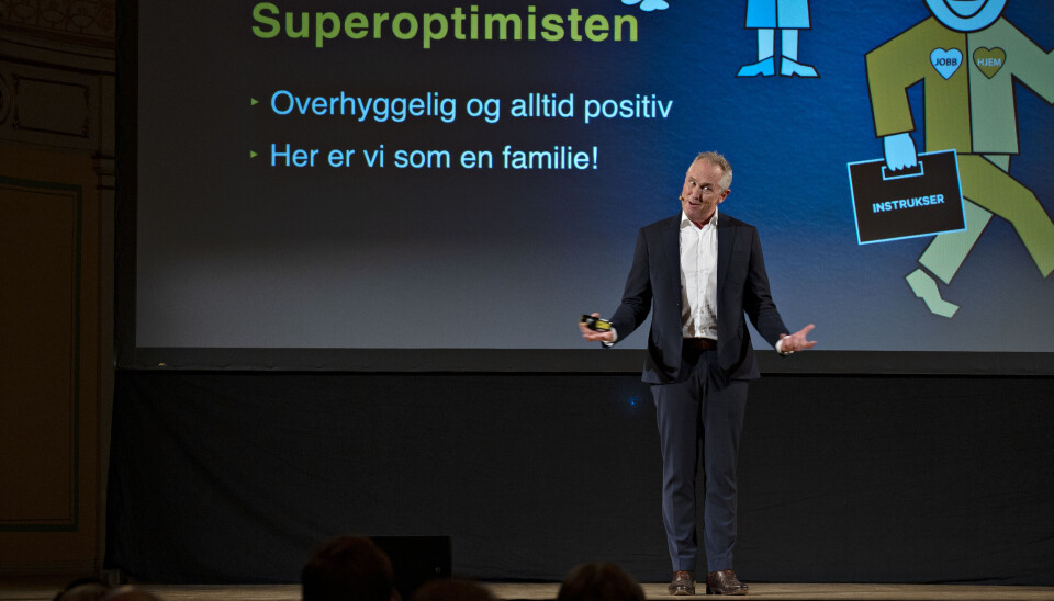 Per Henrik Stenstrøm ga en analyse og beskrivelse av de ulike typene som salen lett kjente igjen fra sin egen hverdag. Bilde av konferanser og foredragsholder Per Henrik Stenstrøm.