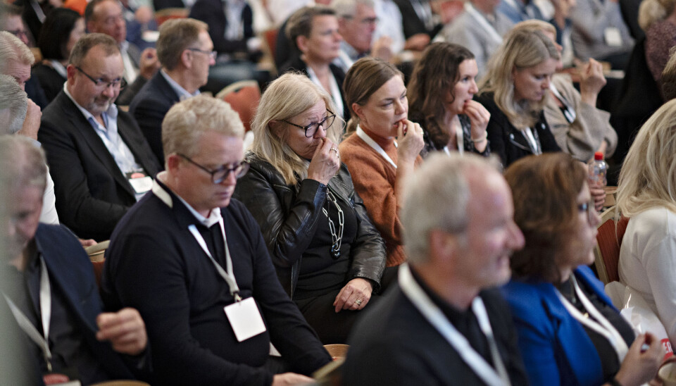 Deltakerne på Møllerens Inspirasjonsdag 2023 fikk presentert de store perspektivene på årets dag. I tillegg fikk de en innføring i smaker der de både fikk smaske og lukte på ulike matvarer. Bilde av deltakere i salen på Møllerens Inspirasjonsdag 2023 som smaker og lykter på matvarer de har fått utdelt.