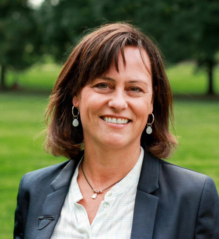 Anne Marie Schrøder, kommunikasjonssjef i Matvett, gleder seg over en kraftig nedgang i matsvinnet fra husholdningene. Anne Marie Schrøder, kommunikasjonssjef i Matvett. Dame med kort mørkt hår i dessjakke.