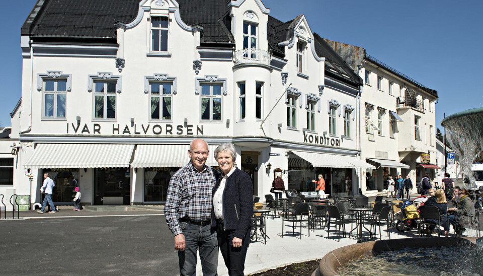 Bente Aven Lang og Hans Martin Lang foran bygården som huser bakeriet  Ivar Halvorsen AS i Sandefjord. Hvit gammel ærverdig murbygning.