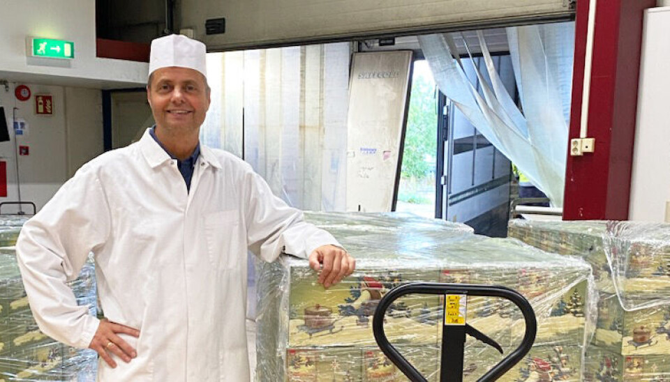 Øystein Hamstad og Hamstad Bakeri leverte denne uka en hel semitrailer med goro, sirupssnipper og fattigmann til Coop. Baker ved siden av en palle med bokser med julebakst.