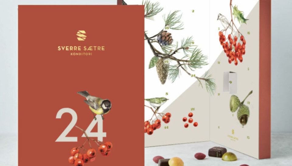 Sverre Sætre Konditori har hatt suksess med sine julekalendere. I år markerer de konditoriets 20-års jubileum med smaker fra hele tidsepoken. Pappjulekalender med bilde av kjøttmeis og bær utenpå. Små sjokoladebiter i ulike farger og former i forkant.