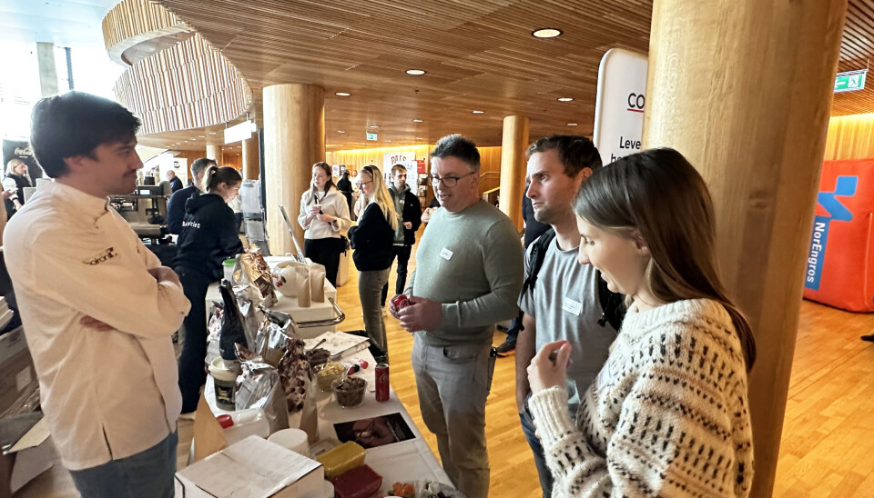 På fagsamlingen var det også en liten leverandørmesse. En pe4rson bak en disk og to foran. Demonstrering av produkter på messe.