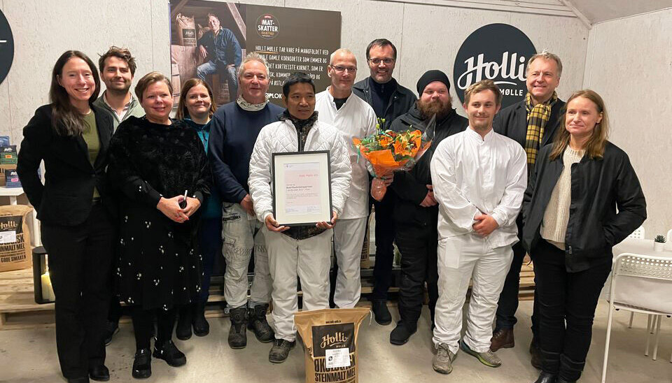 Regiondirektør for Innovasjon Norge i Oslo og Viken, Kristin Willoch Haugen, Jonatan Ringerike fra Holli Mølle, Siv, Marie Strengen fra Holli Mølle, gründer og eier Trygve Nesje, Cung Bawi San Bik fra Holli Mølle, Roger Middelhus fra Holli Mølle, daglig leder Thorleif Sire, Lars Helgerud fra Holli Mølle, Sigurd Braaten fra Holli Mølle, ordfører i Indre Østfold, Saxe Frøshaug og Berit Beck fra Holli Mølle Regiondirektør for Innovasjon Norge i Oslo og Viken, Kristin Willoch Haugen, Jonatan Ringerike fra Holli Mølle, Siv, Marie Strengen fra Holli Mølle, gründer og eier Trygve Nesje, Cung Bawi San Bik fra Holli Mølle, Roger Middelhus fra Holli Mølle, daglig leder Thorleif Sire, Lars Helgerud fra Holli Mølle, Sigurd Braaten fra Holli Mølle, ordfører i Indre Østfold, Saxe Frøshaug og Berit Beck fra Holli Mølle