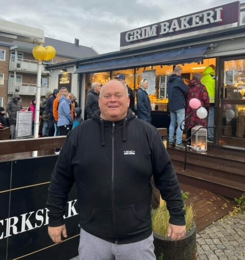 Roy Kristiansen hadde en travel dag på jobb da bedriften feiret 65 år. Mann i svart jakke står foran bakeri.
