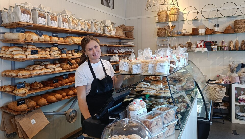 Dagny Irene Tonstad-Torsteinbø er tredje generasjons driver av Tonstad Bakeri, der Jødekaker har en fremtredende plassering oppå disken.