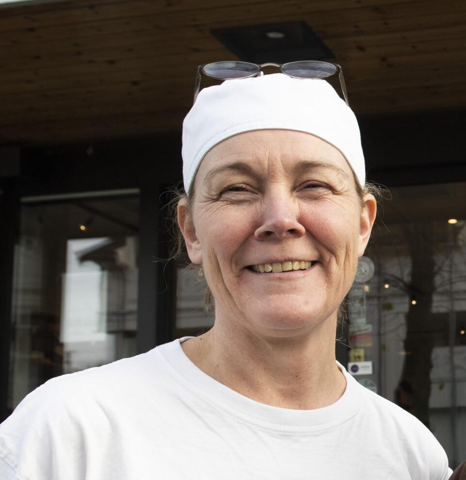 Trude Bergundhaugen i Baker Kristiansen har lært seg den hemmelige oppskriften på Tømtes medaljer. Betingelsen var at produktet havner i sortimentet hos bakeriet i Moelv.