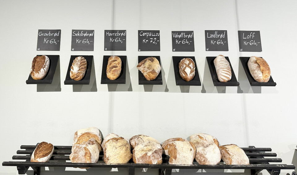 Brødhylle med sju ulike typer brød