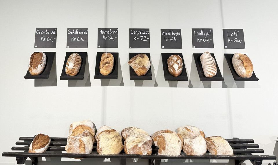 Franske Nytelser produserer også en serie med håndverksbrød. Brødhylle med sju ulike typer brød