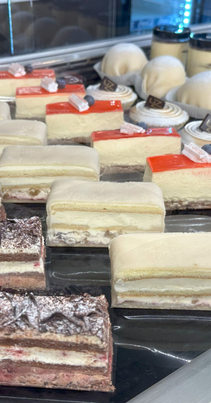 Utvalget i disken til Franske Nytelser er en kombinasjon av franske og norske produkter. Kakestykker i en kakedisk.