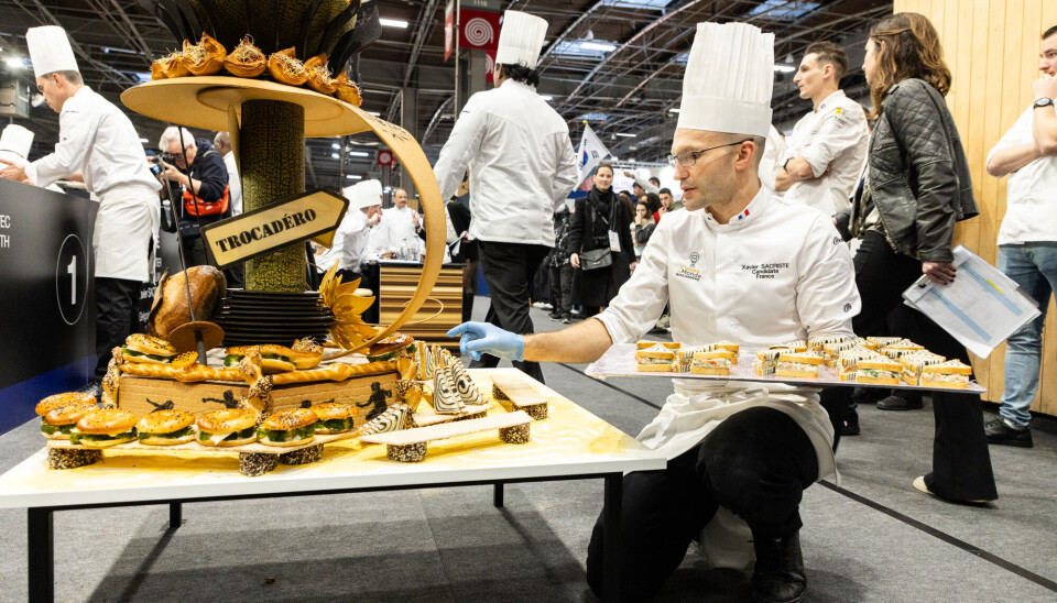 Xavier Sacriste på det franske laget klargjør buffeten for dommerne.