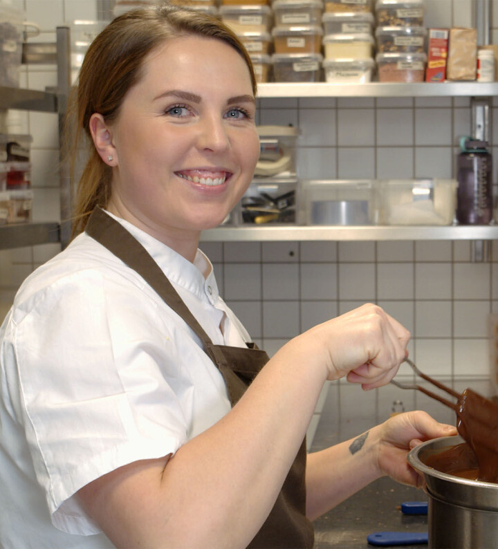 Thea Thorén er soussjef og leder av konditoravdelingen på restauranten Vaaghals i Oslo. Til høsten starter hun på det nye studiet «spesialisering i baker- og konditorfaget. Det er et ledd i planen om en gang å starte sitt eget konditori.