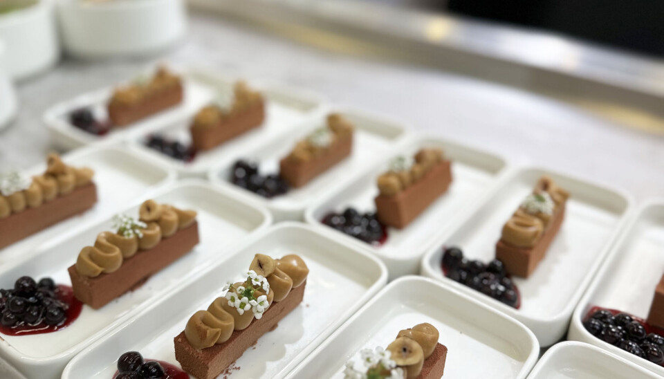 Vilde Nistad Strandos hadde ansvar for desserten som besto av en sjokoladekake med hasselnøttkrem og solbærkompott. Sjokoladekakestykker på rekke og rad.