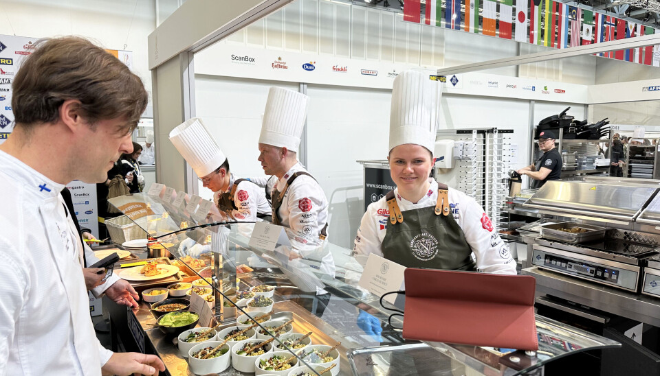 Vilde Nistad Strandos er eneste konditor på De Norske Kokkelandslagene Community Catering. Hun hadde ansvar for desserten under IKA/Culinary Olympics 2024 i Stuttgart. Tre kokker som står bak en disk og serverer mat.