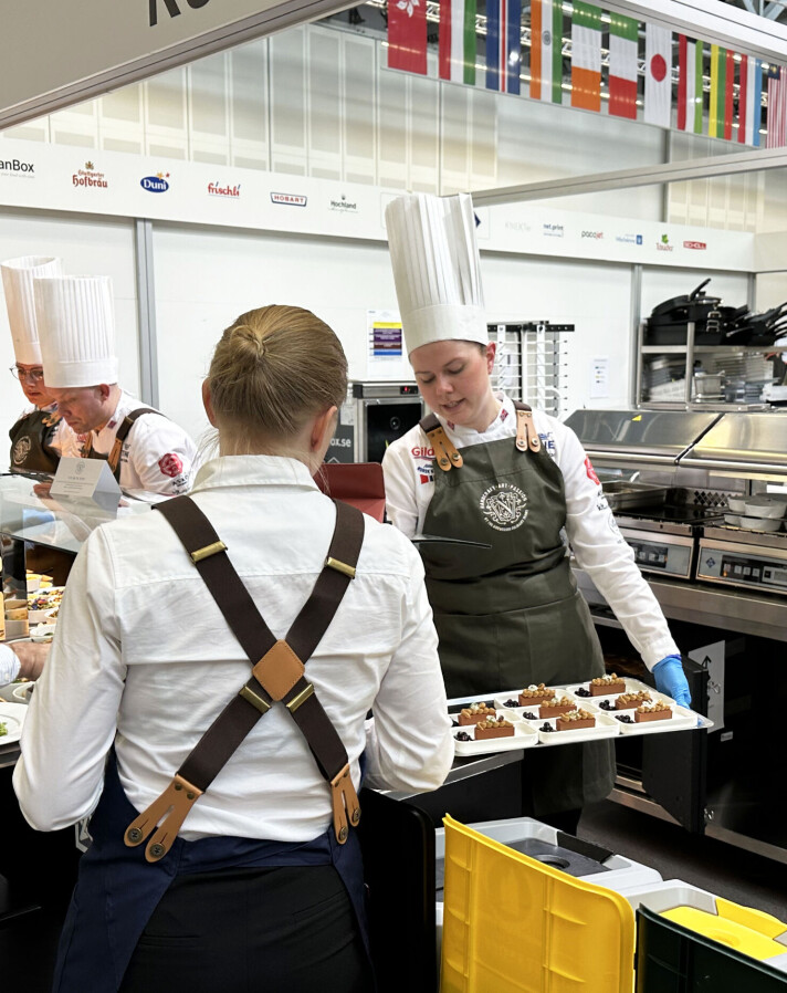 Vilde Nistad Strandos var fornøyd med egen innsats i IKA/Culinary Olympics 2024 i Stuttgart, men er spent det endelige på resultatet som blir klart på onsdag. Kokker på et kjøkken som serverer mat.