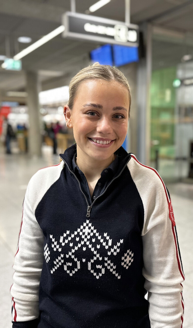Dessertkokk Martine Espeland på De Norske Kokkelandslagene Junior har levert historiens mest perfekte dessert i Kokke-OL. Jente i strikket genser.