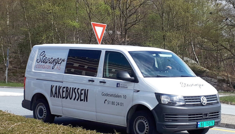 Stavanger Conditoris 'Kakebuss' er stålet for andre gang. Hvit VW Transporter med dekor 'Kakebussen'.